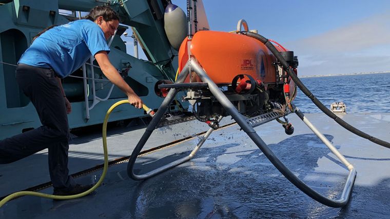 Exploring the Deep Ocean with Robotic Technology